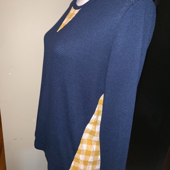 Women's Blouse - Picture 2 of 4